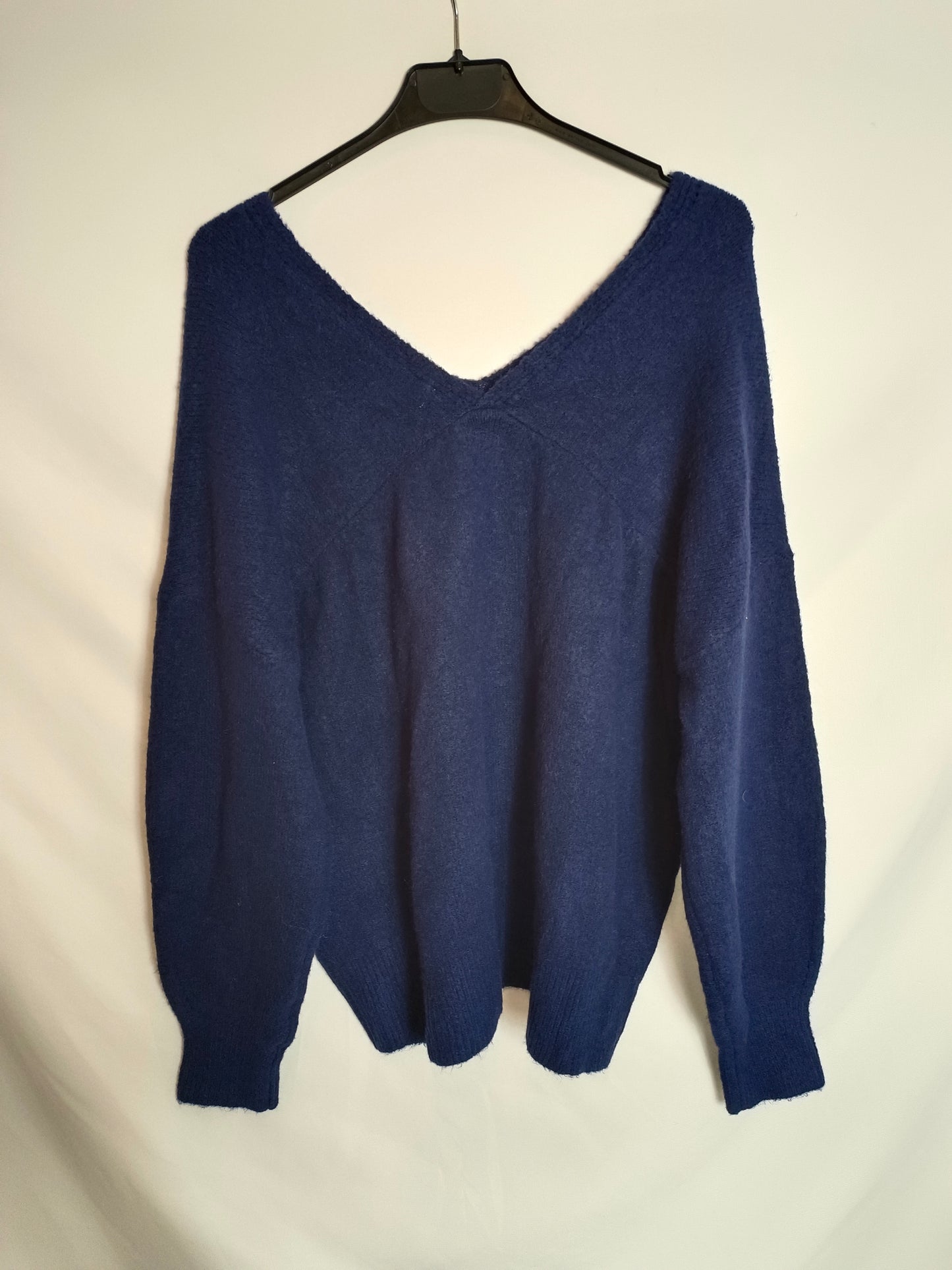 PULL&BEAR. Jersey azul escote pico T.s