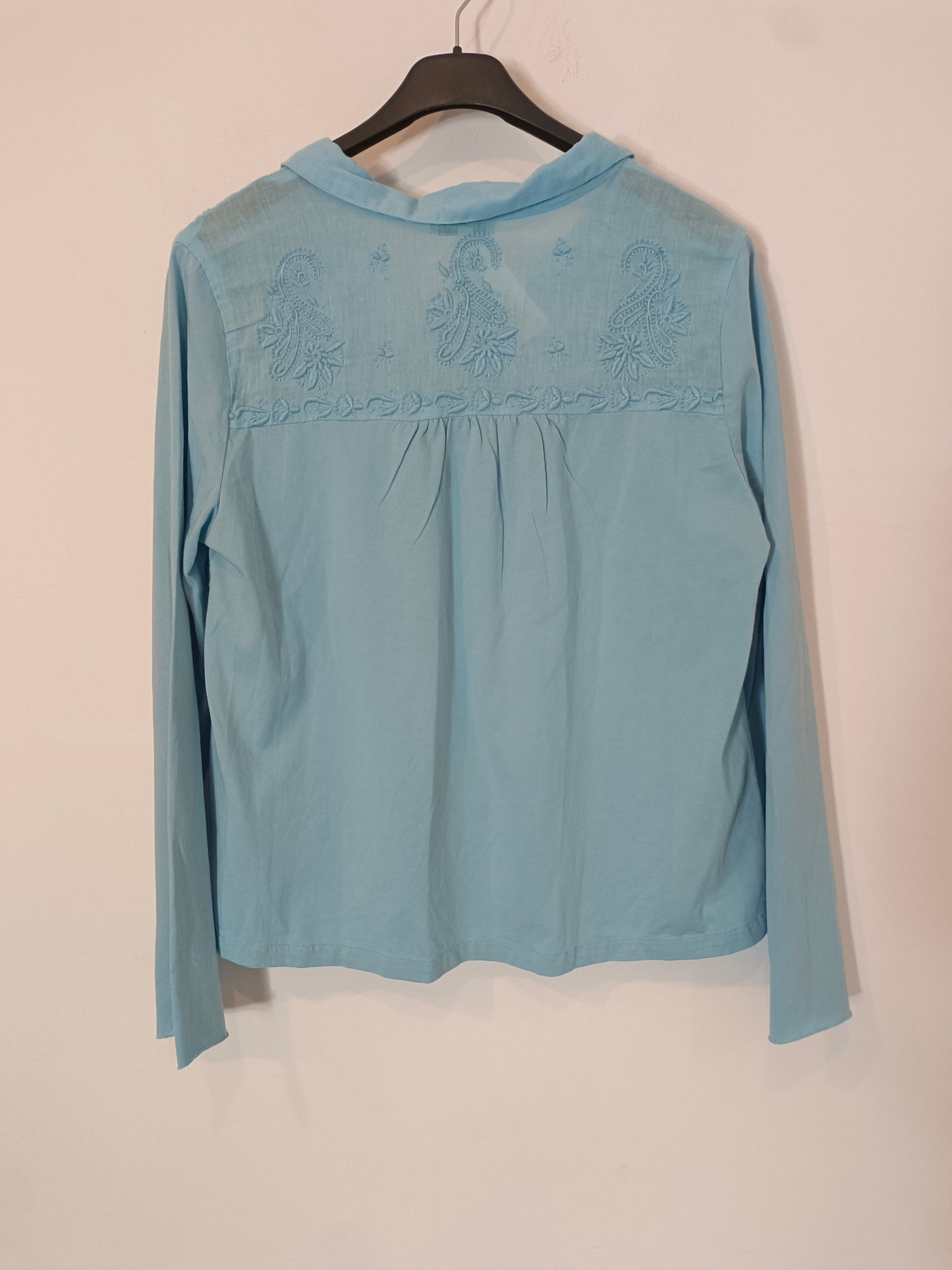 NATURA. Blusa azul bordada T.s