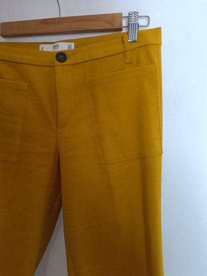 MANGO. Pantalón acampanado mostaza T.38