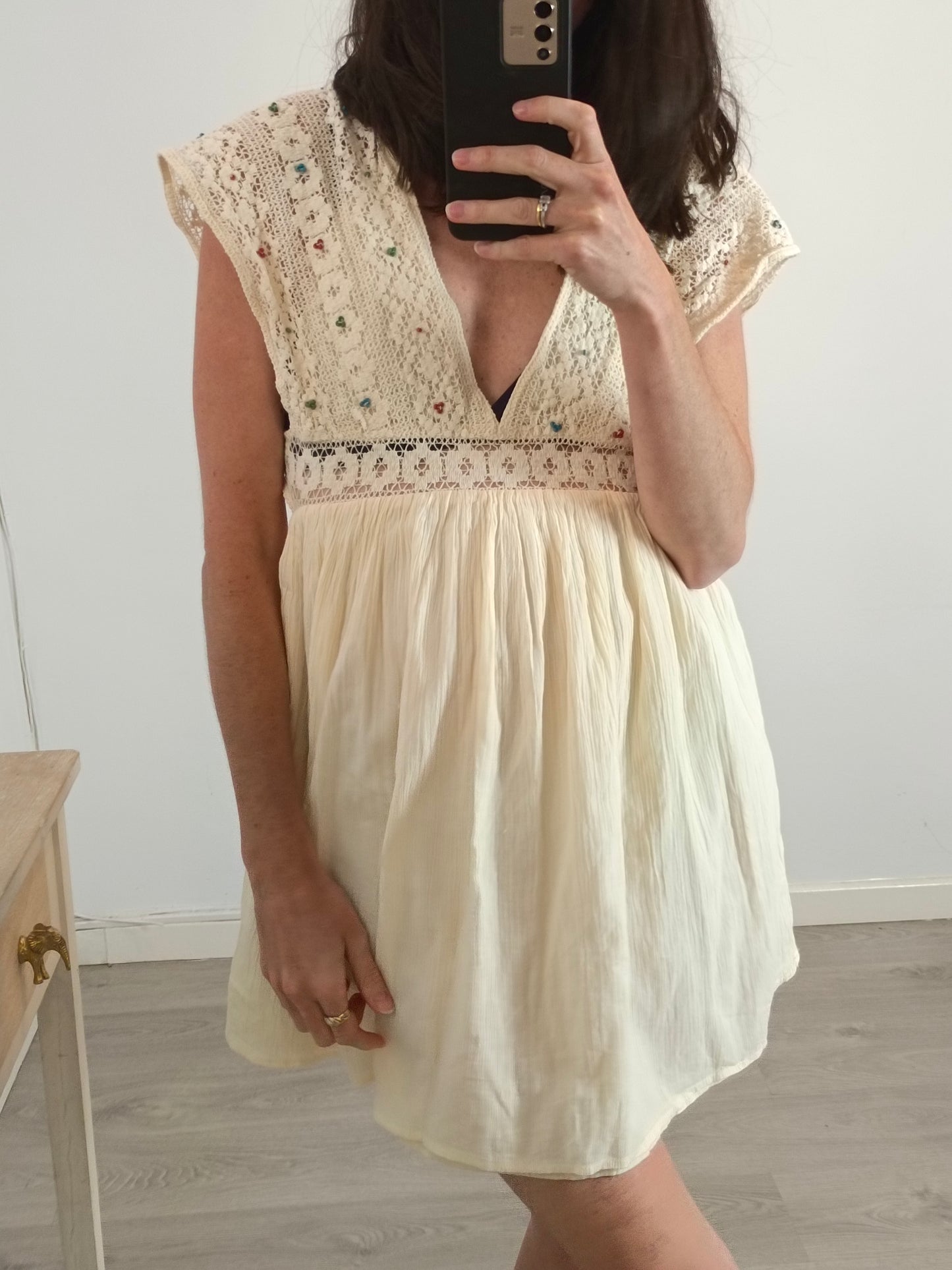 ZARA. Vestido beige escote croché T.s