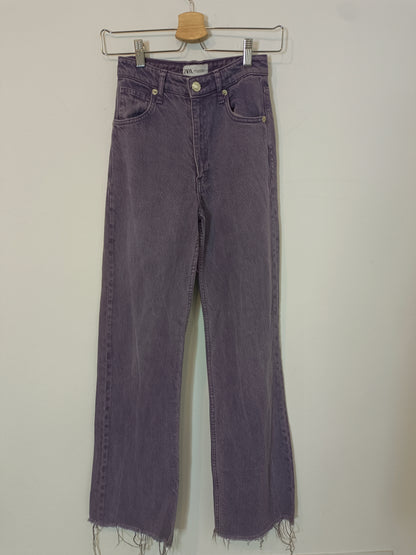 ZARA. Pantalón denim morado T.32