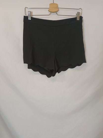 H&M. Pantalón corto negro T.38