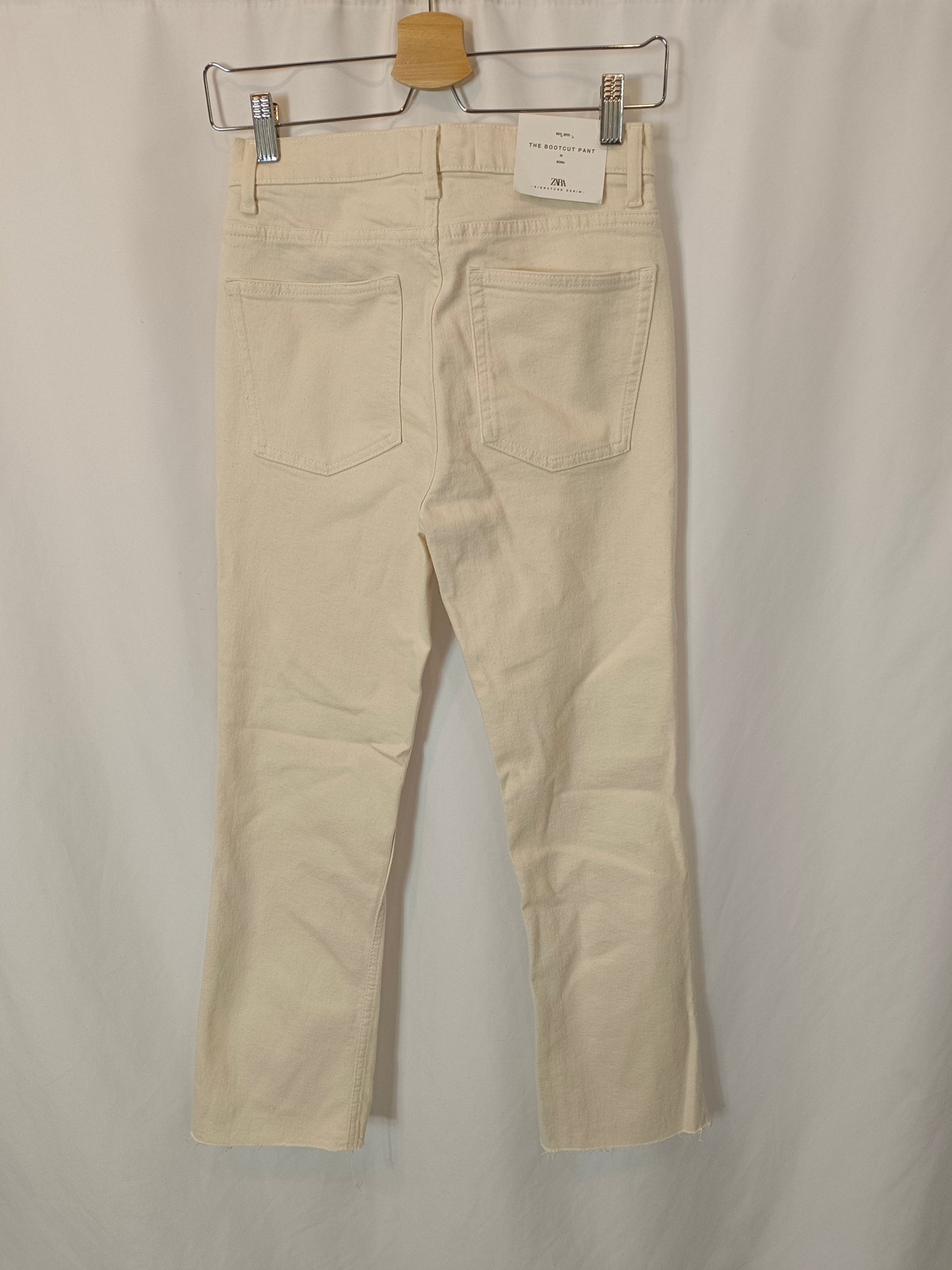 ZARA. Pantalón beige denim T.34