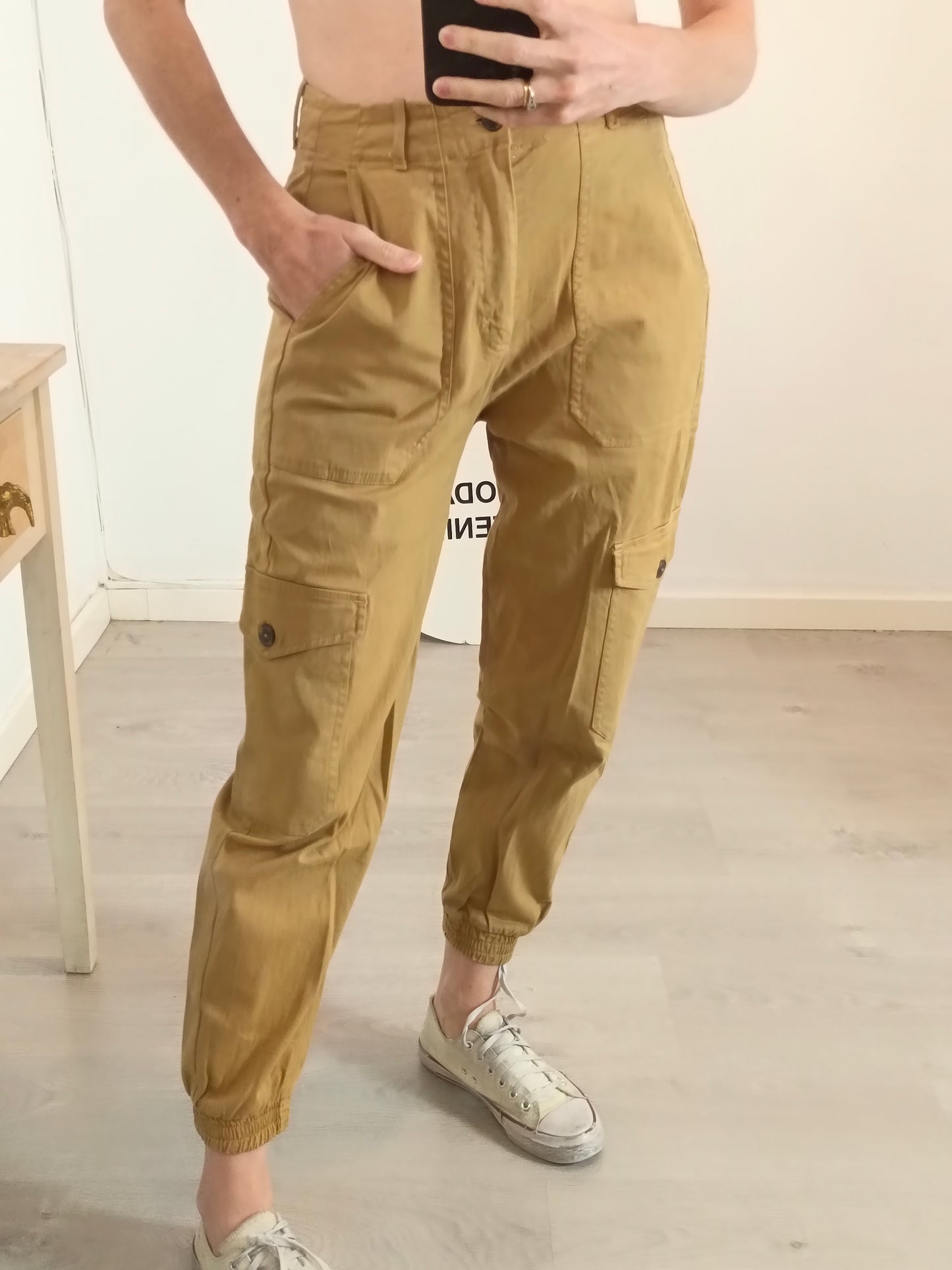 PULL&BEAR. Pantalón camel cargo T.36