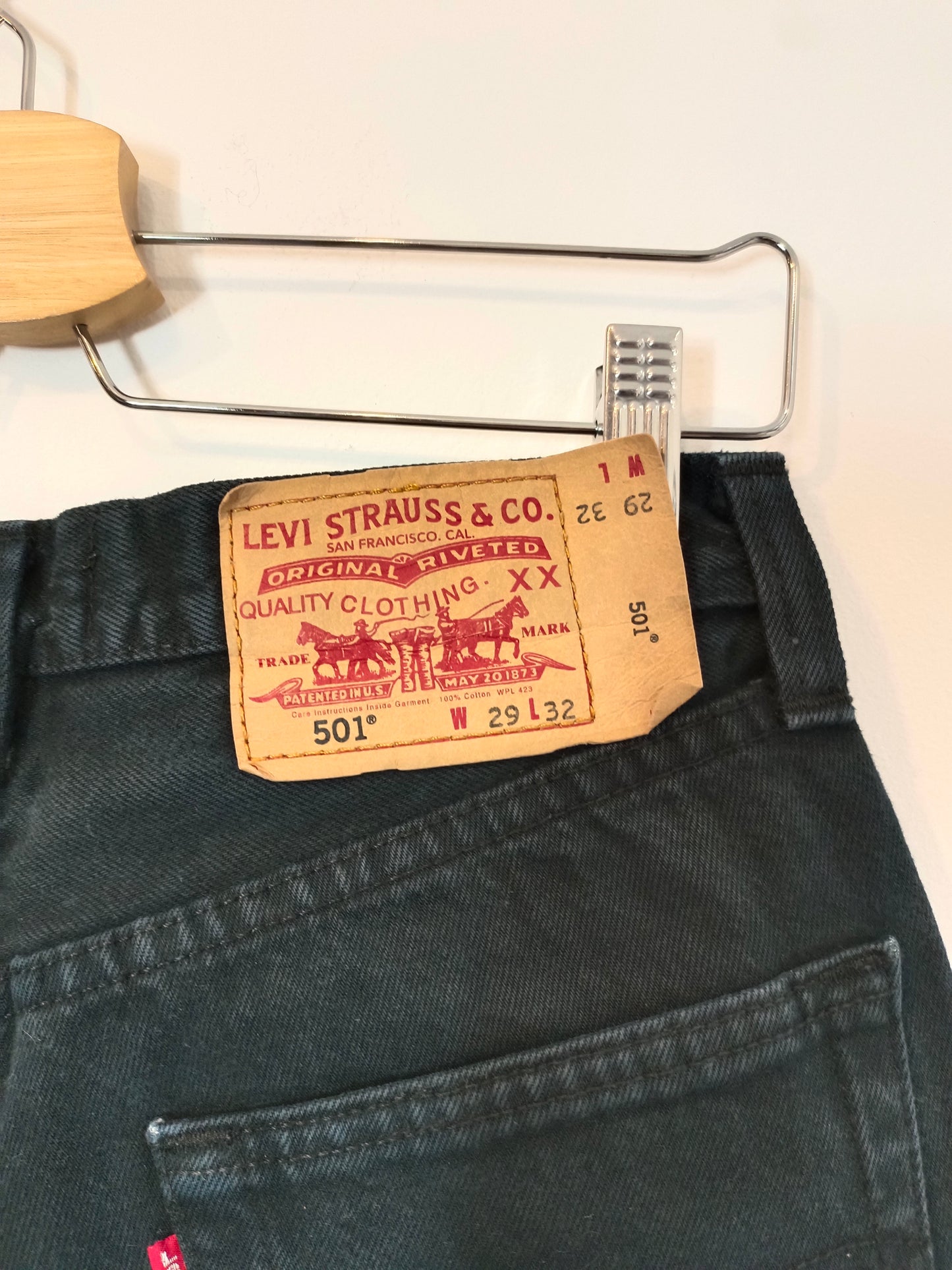 LEVI'S. Pantalón corto azul  501 T.29 (38)