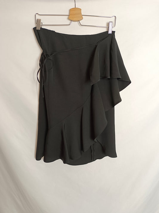 ZARA. falda negra volante T.m