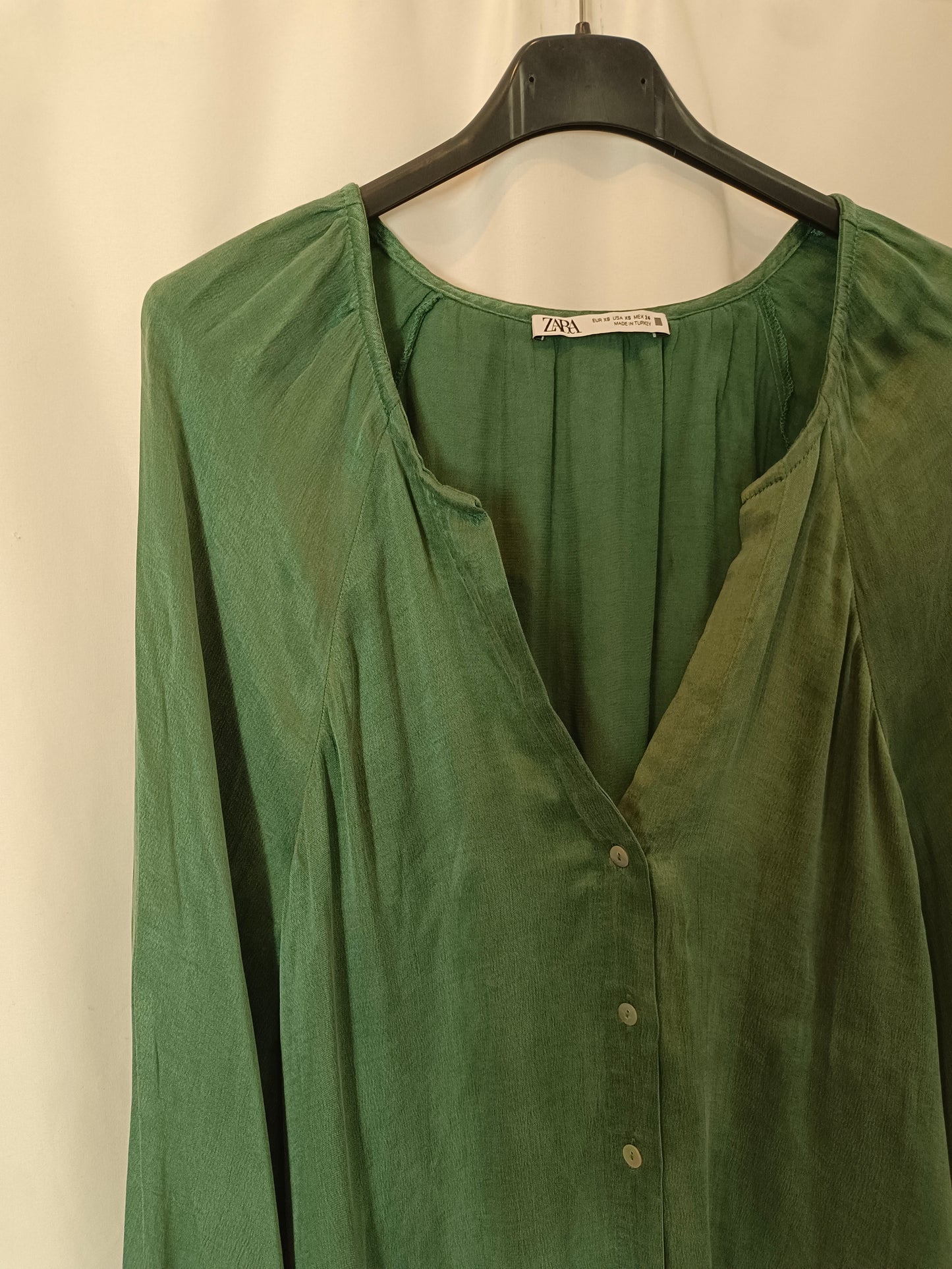 ZARA. Blusa verde fluida T.xs