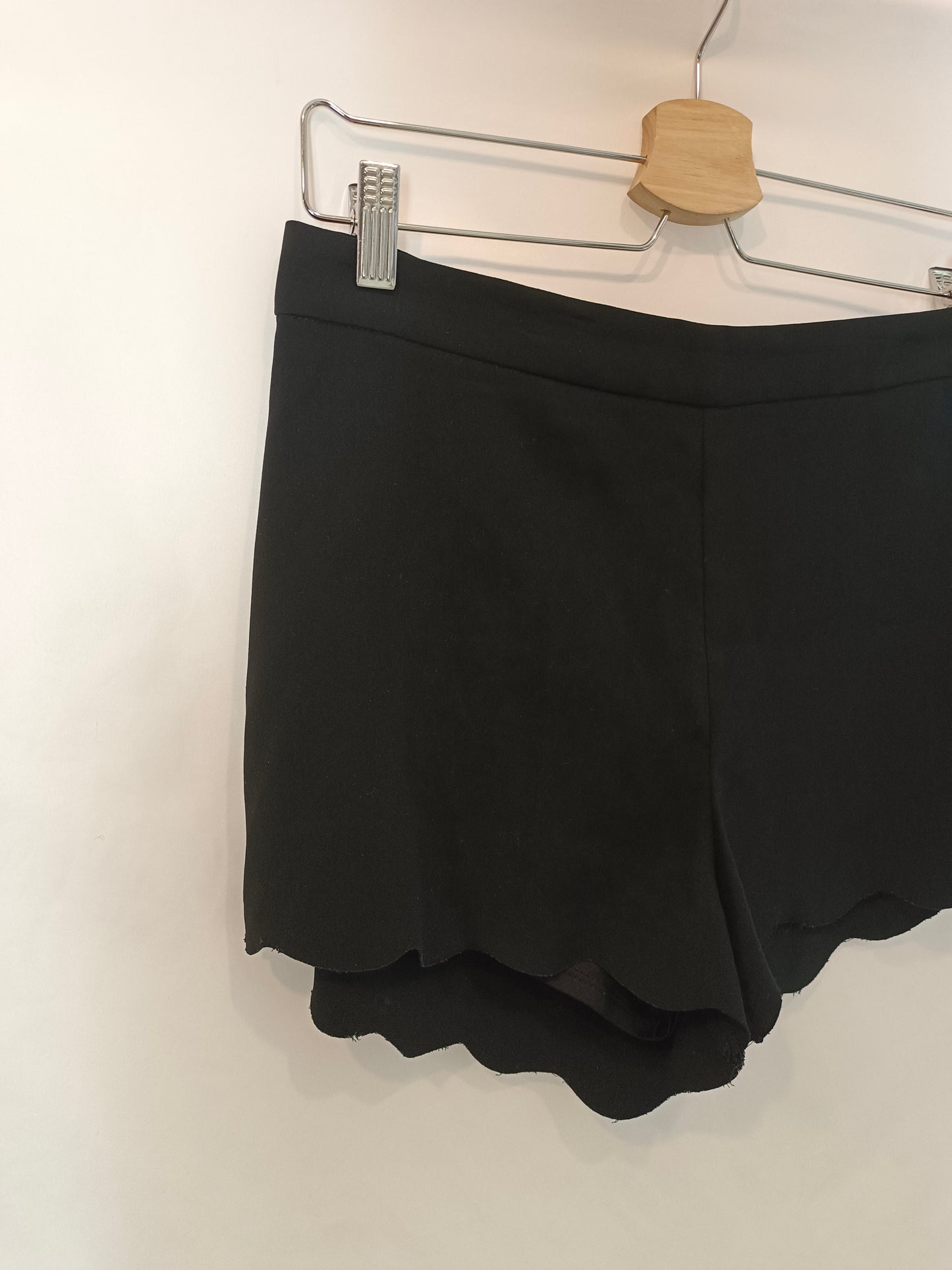 H&M. Pantalón corto negro T.38