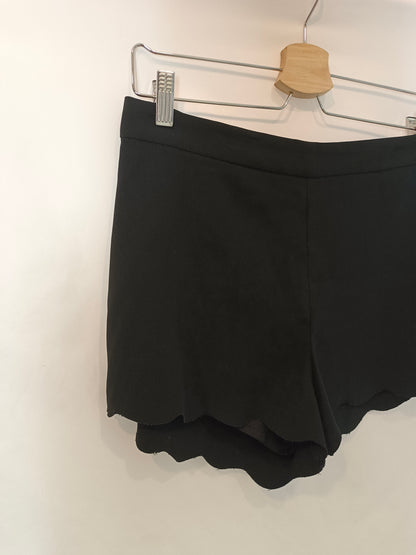 H&M. Pantalón corto negro T.38