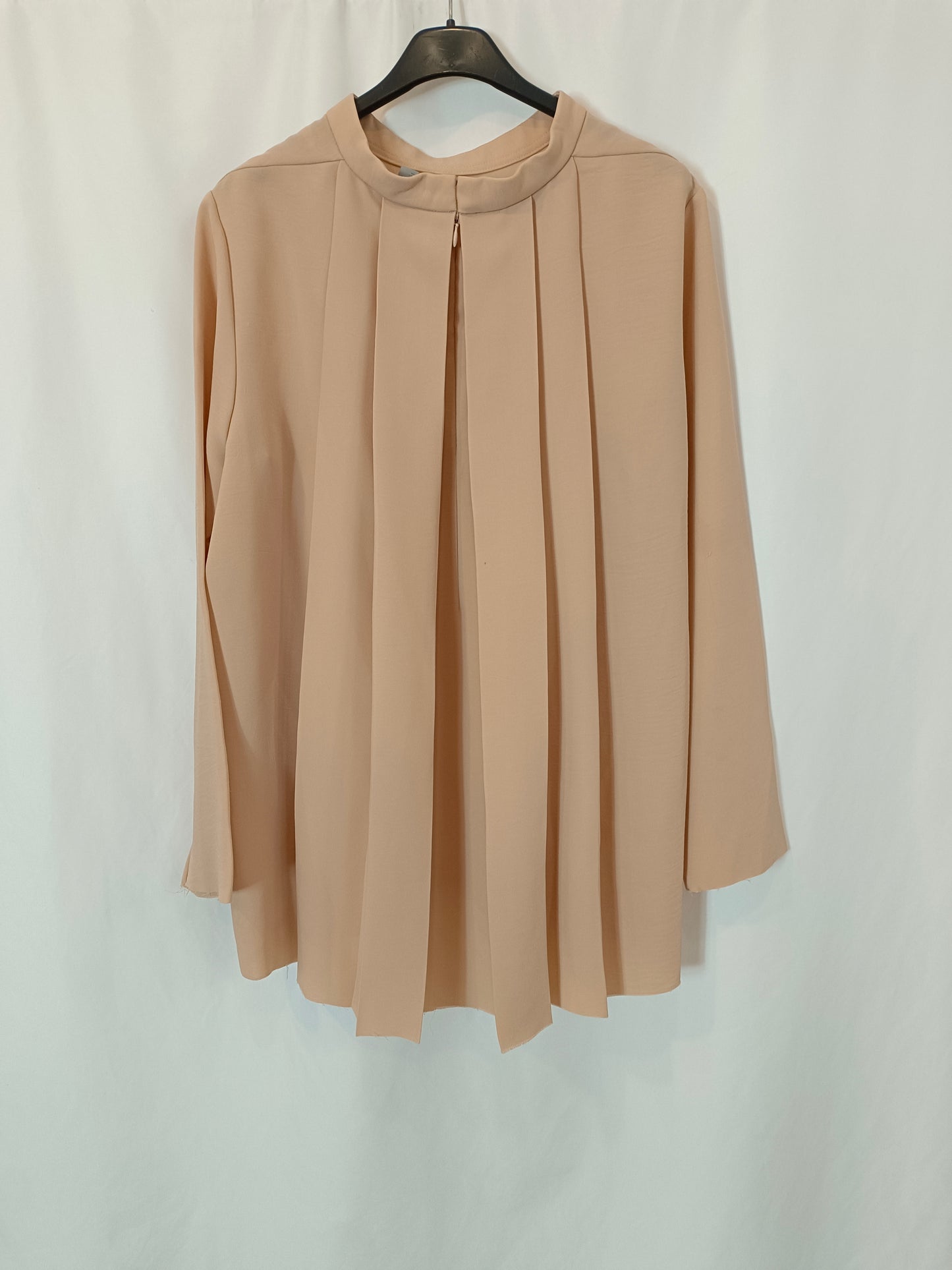 COS. Blusa detalle espalda color nude. T 40