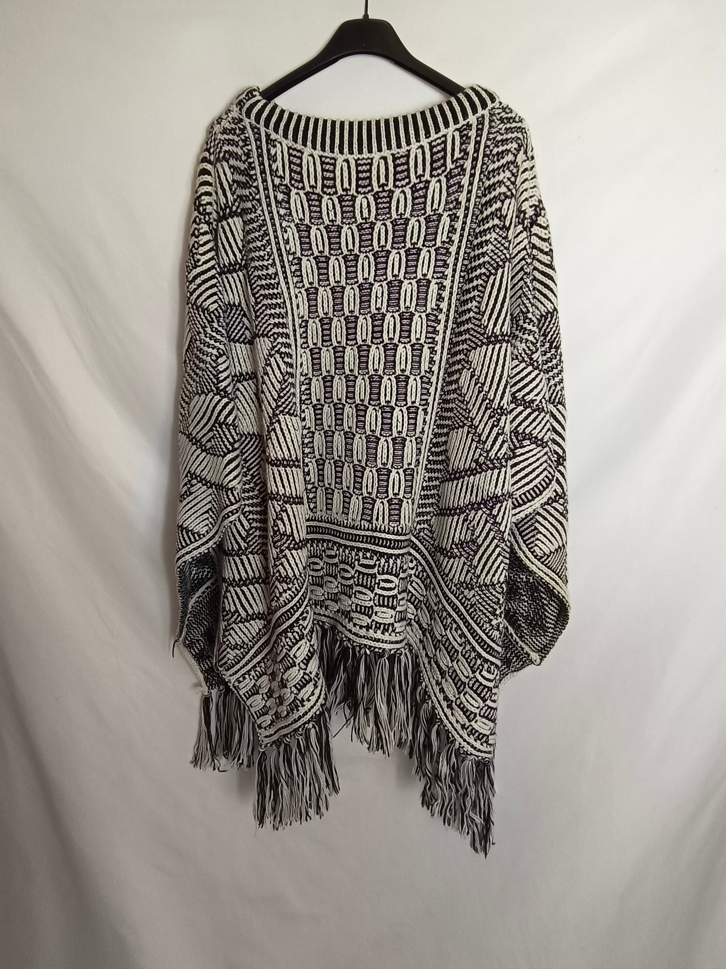 OTRAS. Poncho negro y blanco TU(s/m)