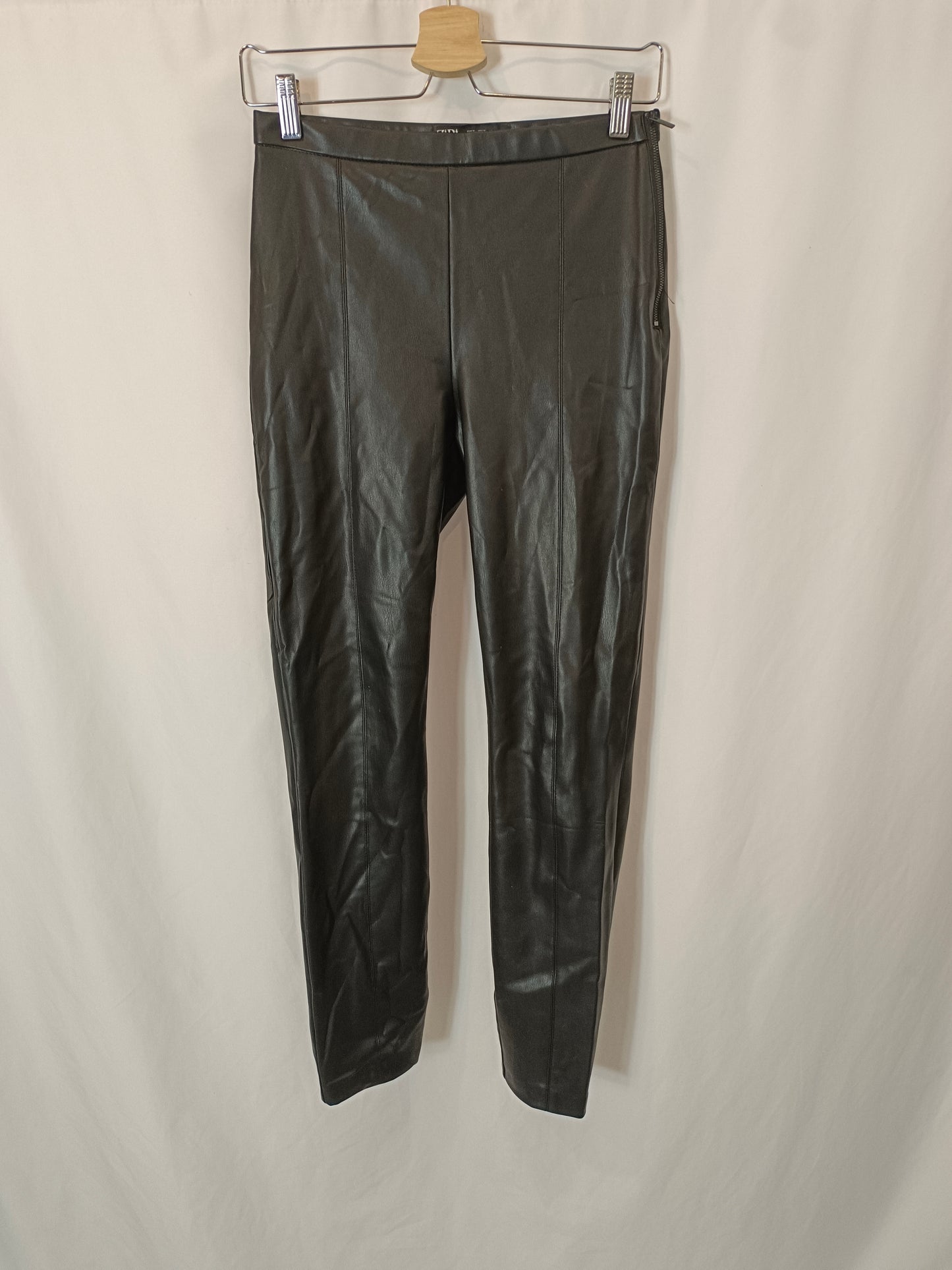 ZARA. Pantalón efecto piel negro  T.s