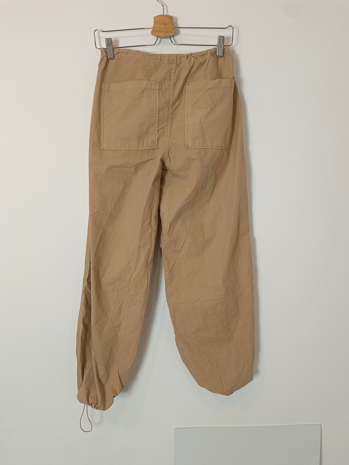 STRADAVARIUS. Pantalón camel bombachos T.s