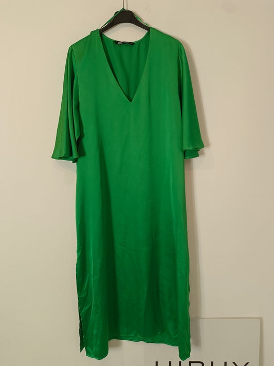 ZARA. Vestido satinado verde T.l