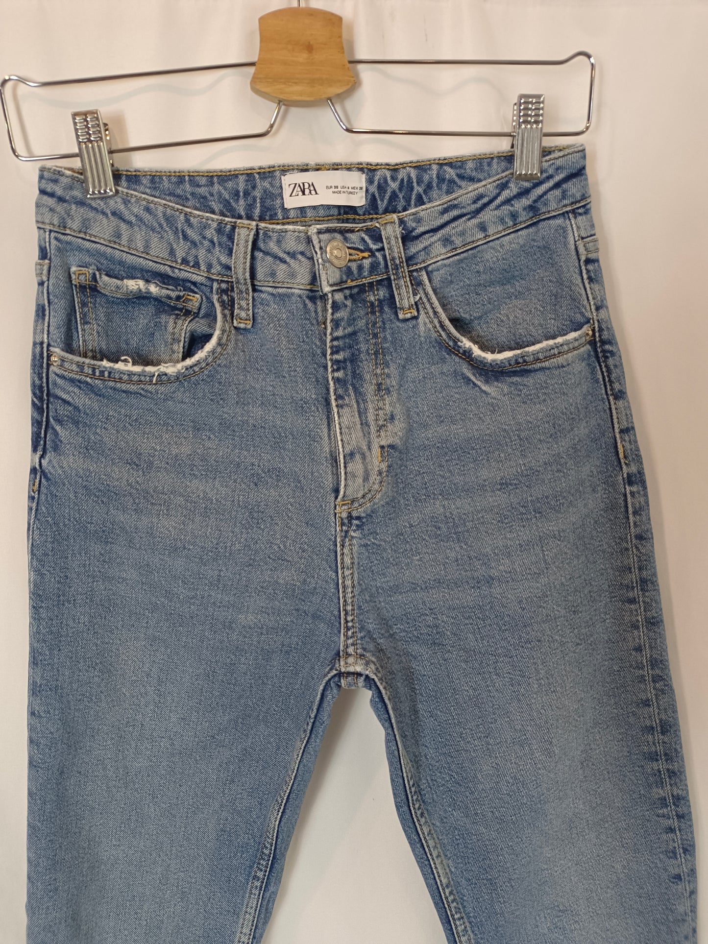 ZARA. Pantalón recto denim T.36