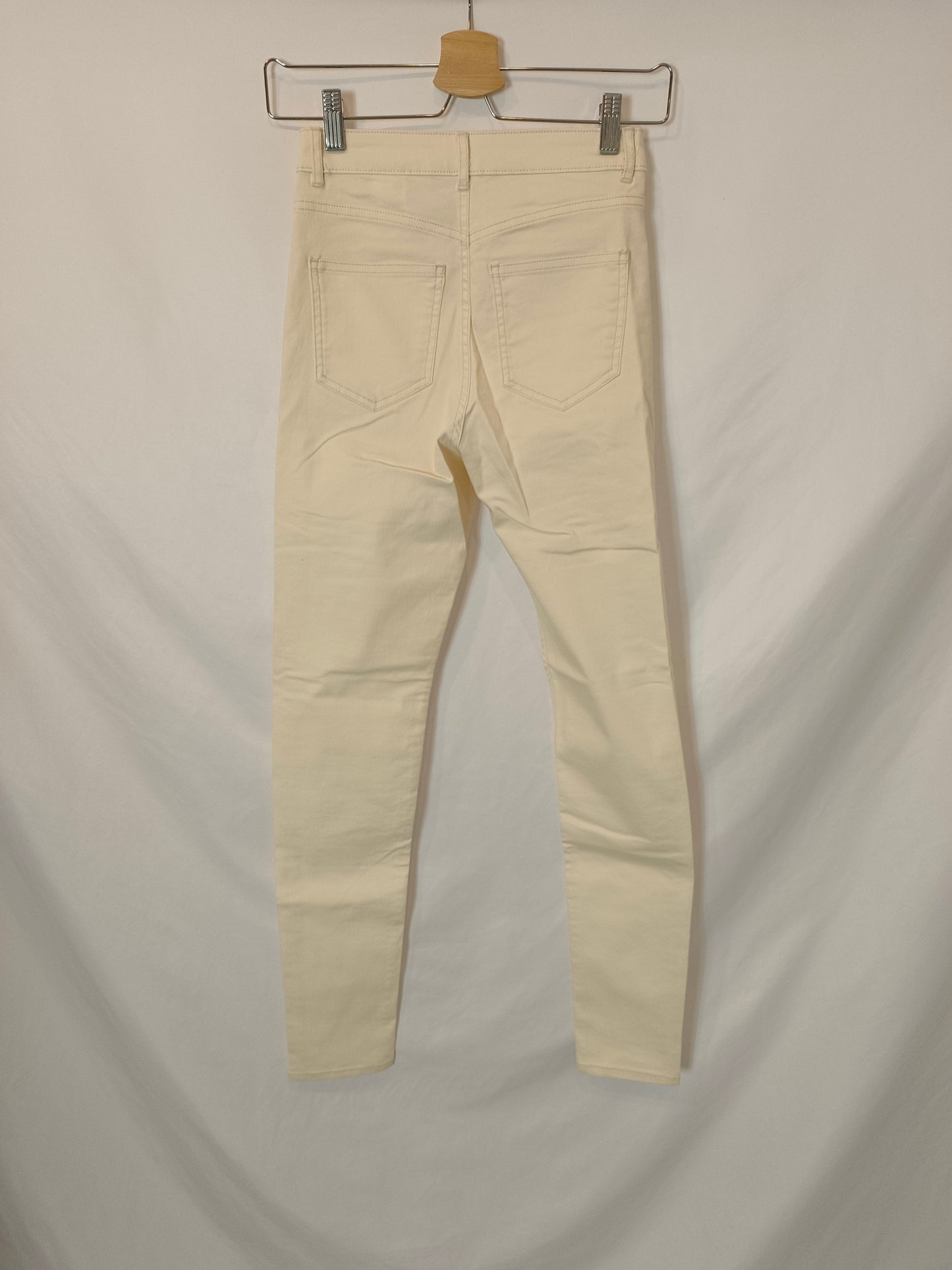 H&M. Pantalón pitillo beige T.34