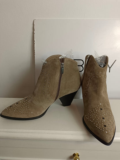 JANET & JANET. Botines beige tachuelas T.39