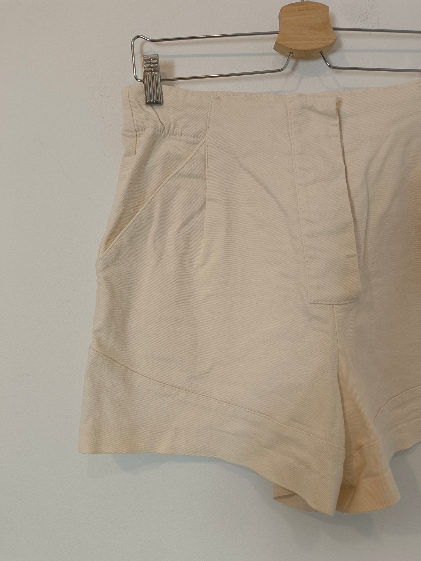 ZARA. Pantalón corto beige denim  T.L