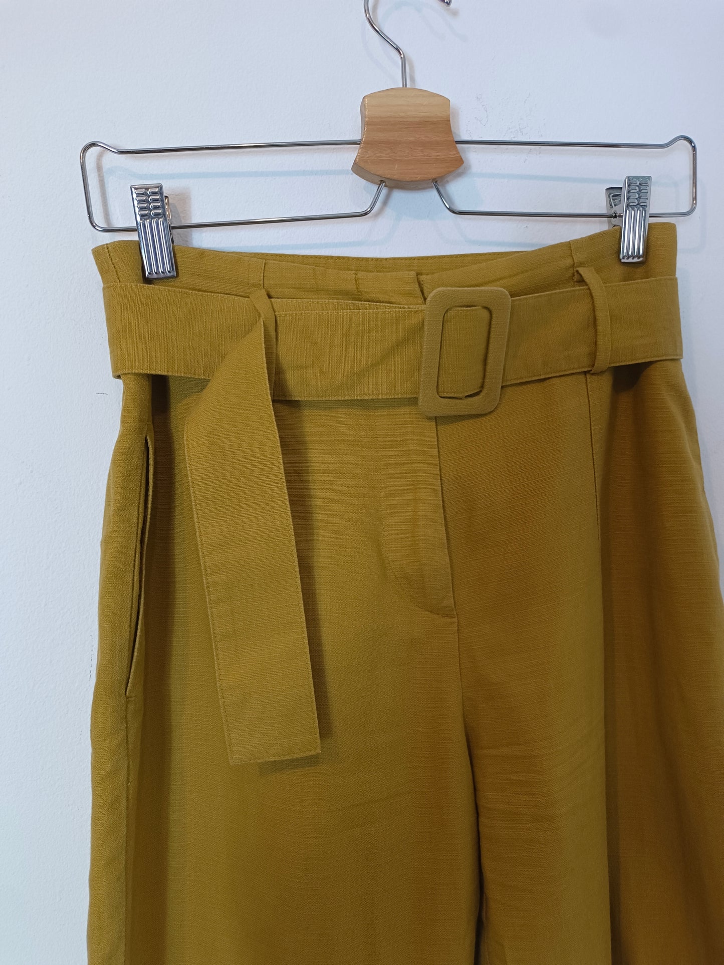 ZARA. Pantalón fluido mostaza T.xs