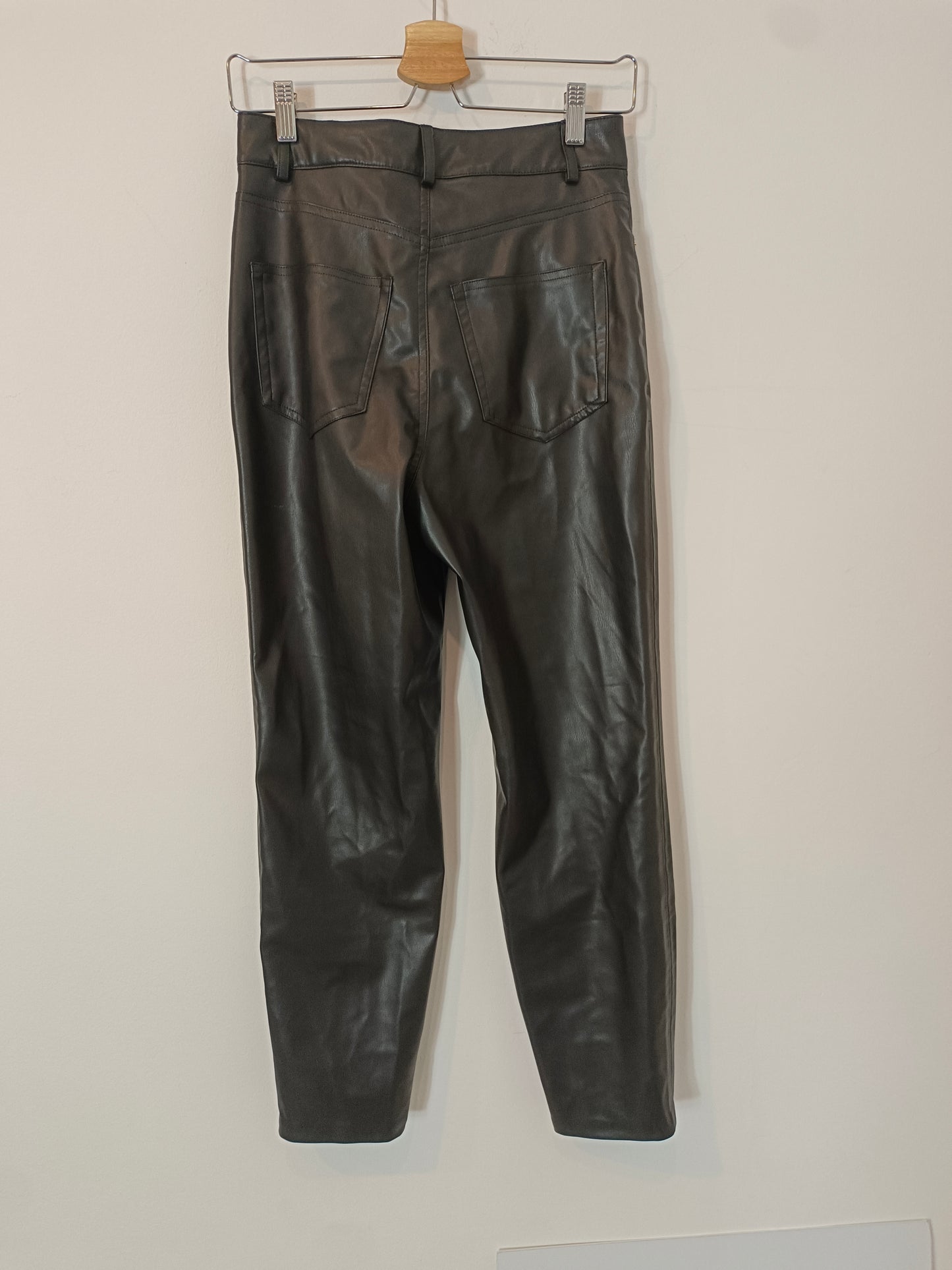 ZARA. Pantalón negro efecto piel  T.36