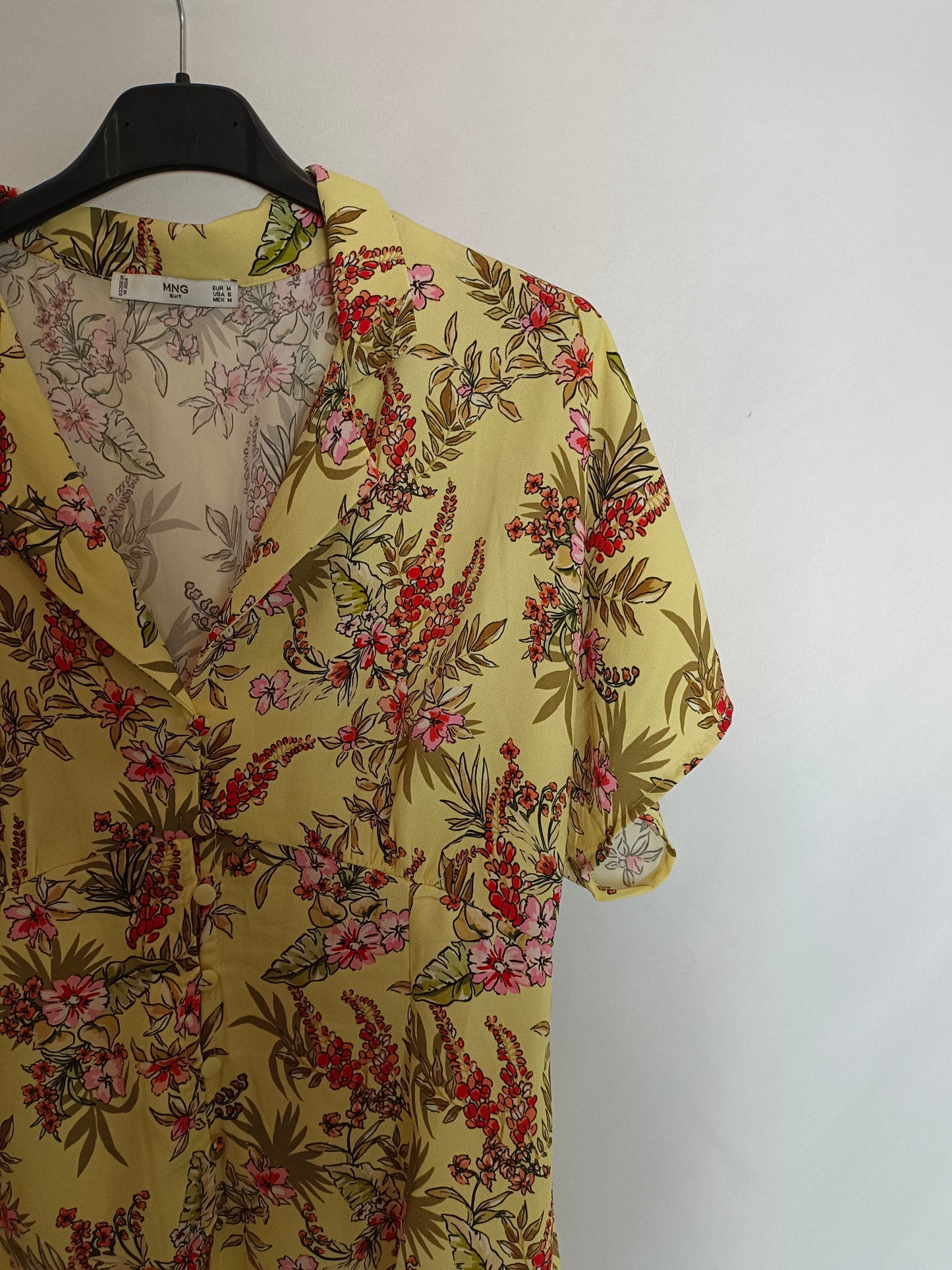 MANGO. Blusa amarillas flores  T.m