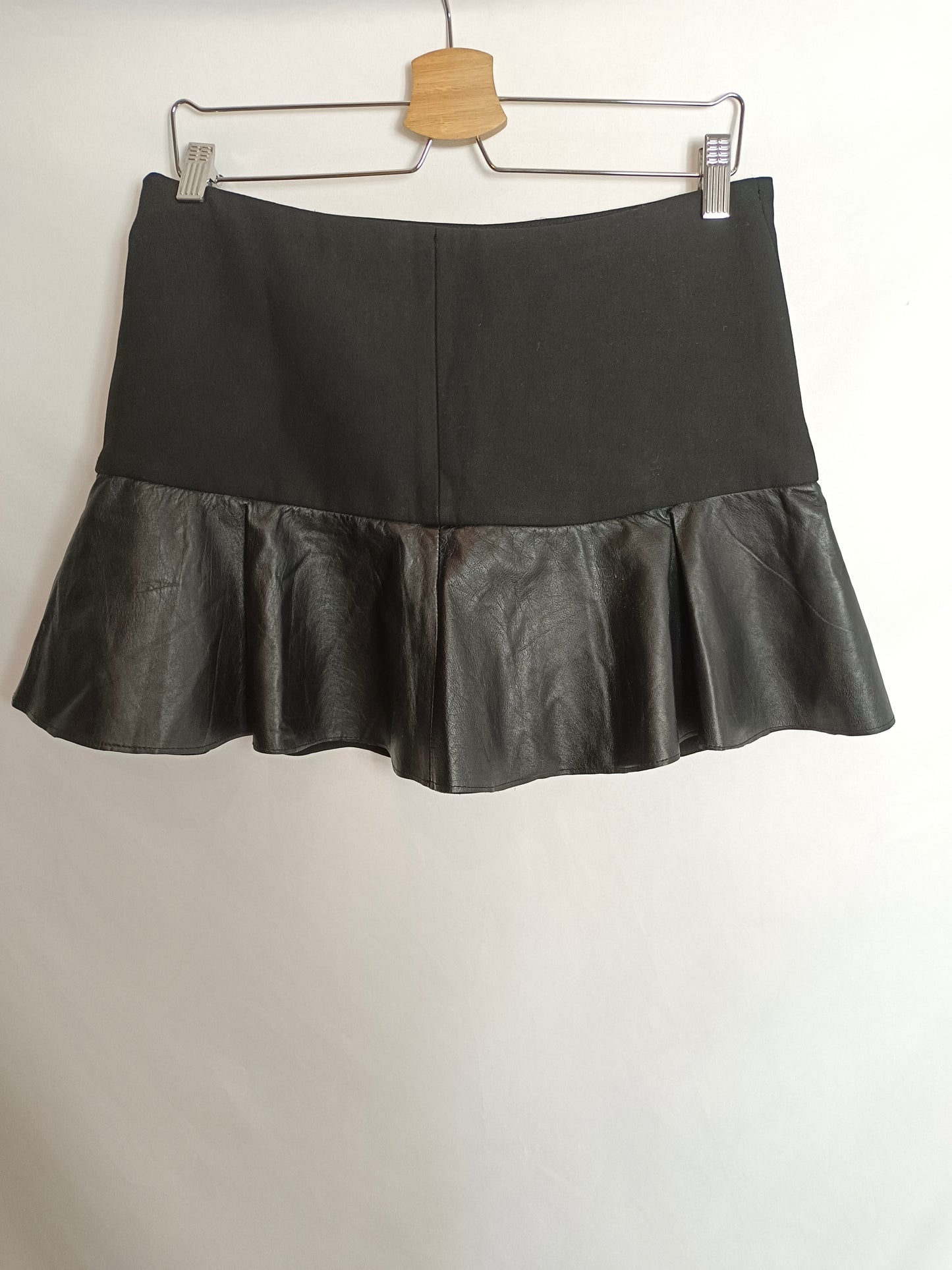 ZARA. falda negra doble textura T.m