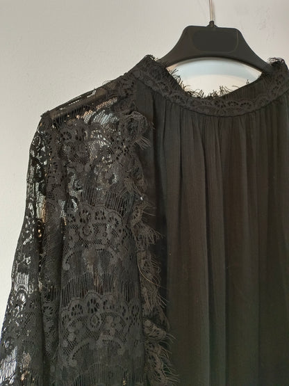 ZARA. Blusa negra fluida encajes. T M