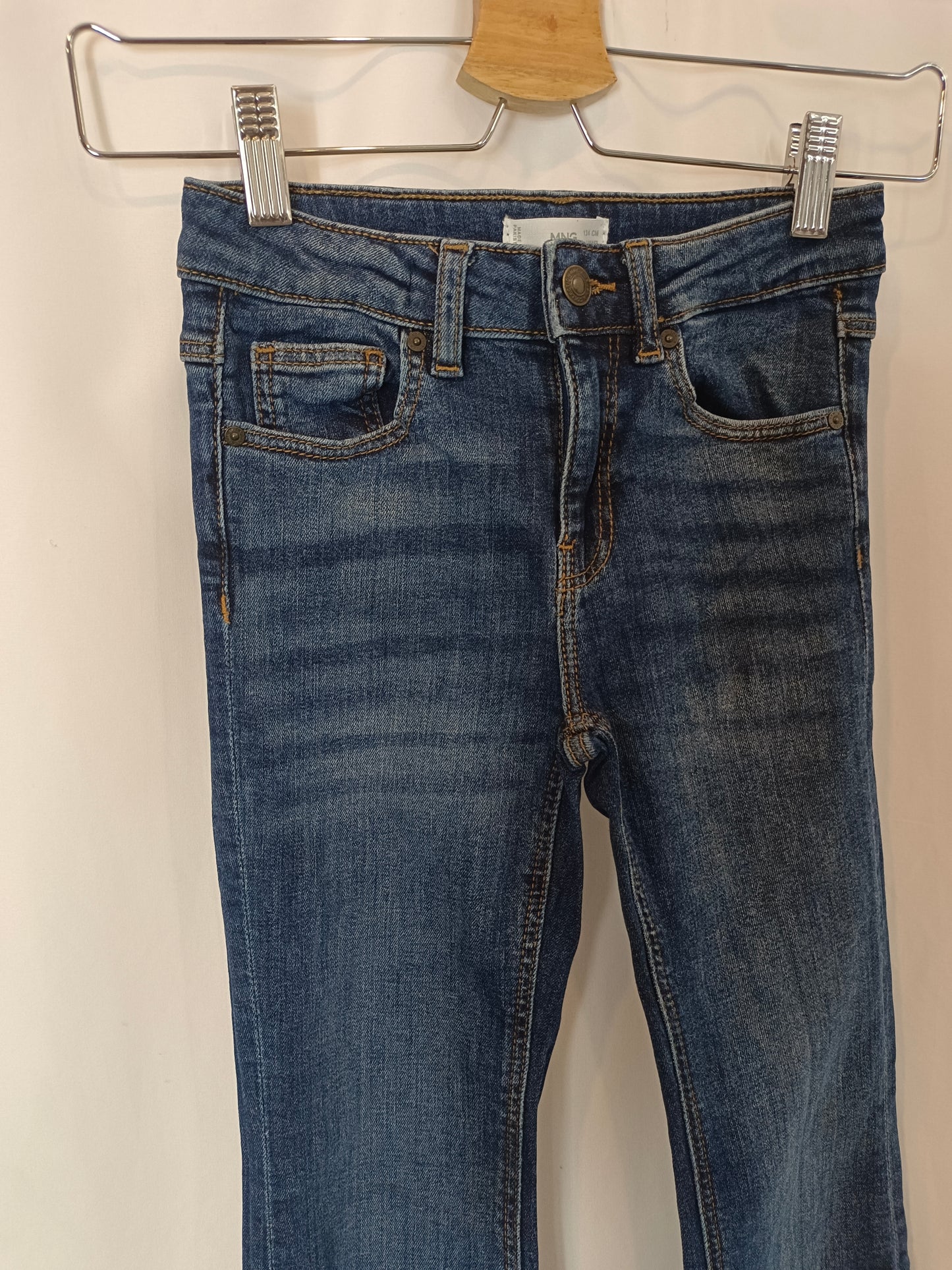 MANGO. Pantalón denim  acampanado T.9 años