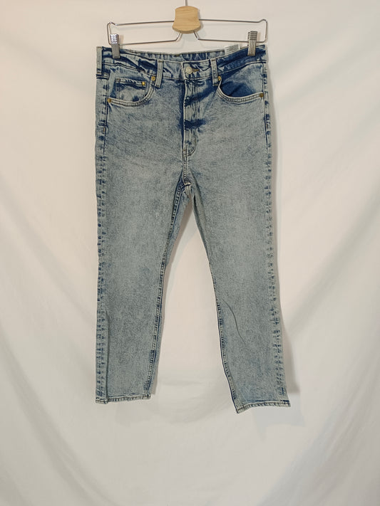 H&M. Pantalón denim efecto desteñido T.40