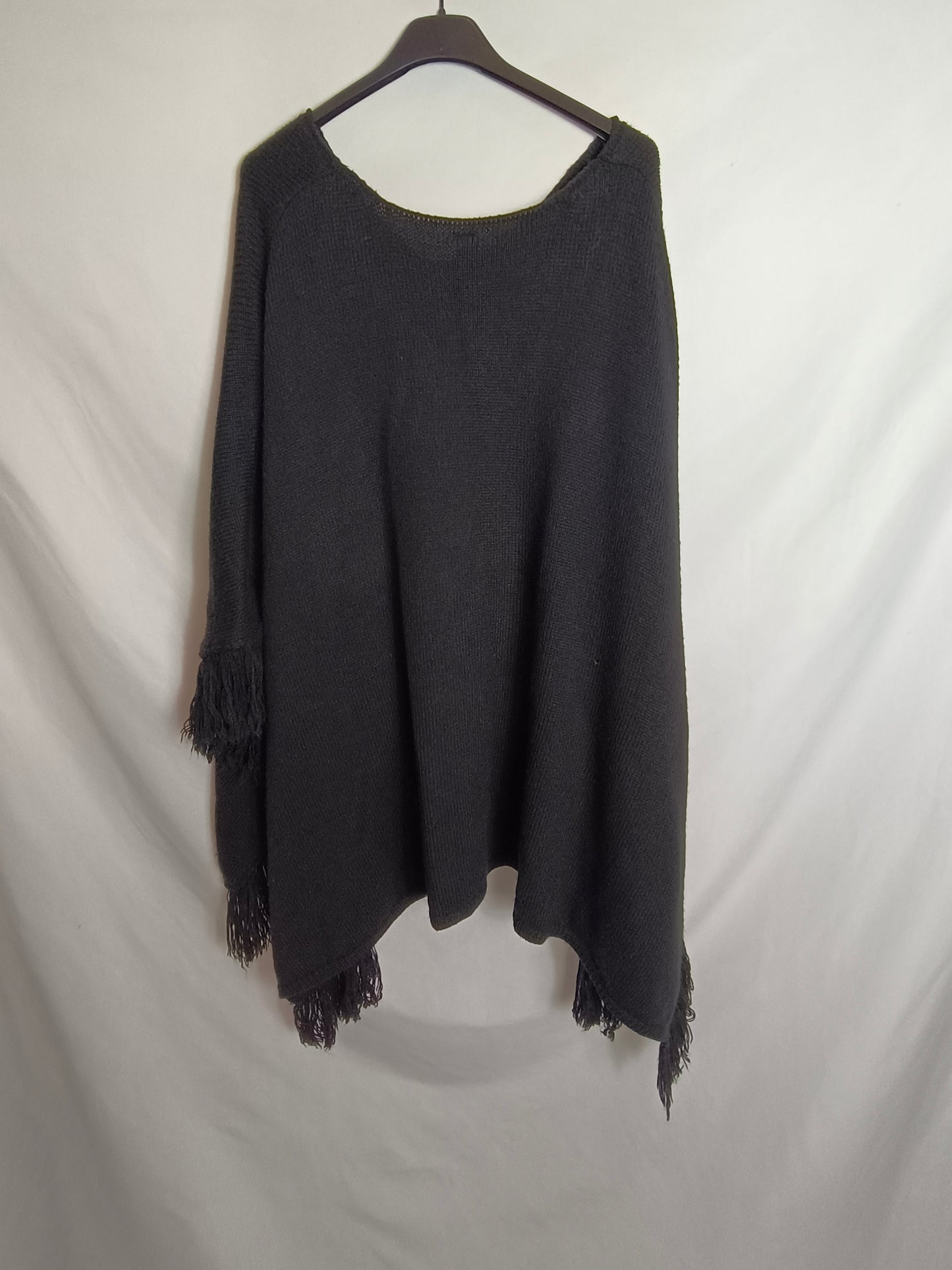 ACCESORIZE. Poncho negro flecos