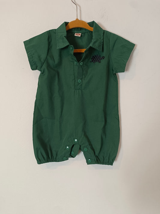 SHEIN. Ranita verde abotonada T.6-9 meses