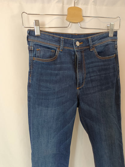 H&M. Pantalón denim campana T.36