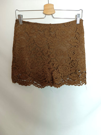 STRADIVARIUS. Shorts marrón encaje T.l