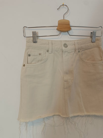 ZARA. Falda denim corta beige T.xs