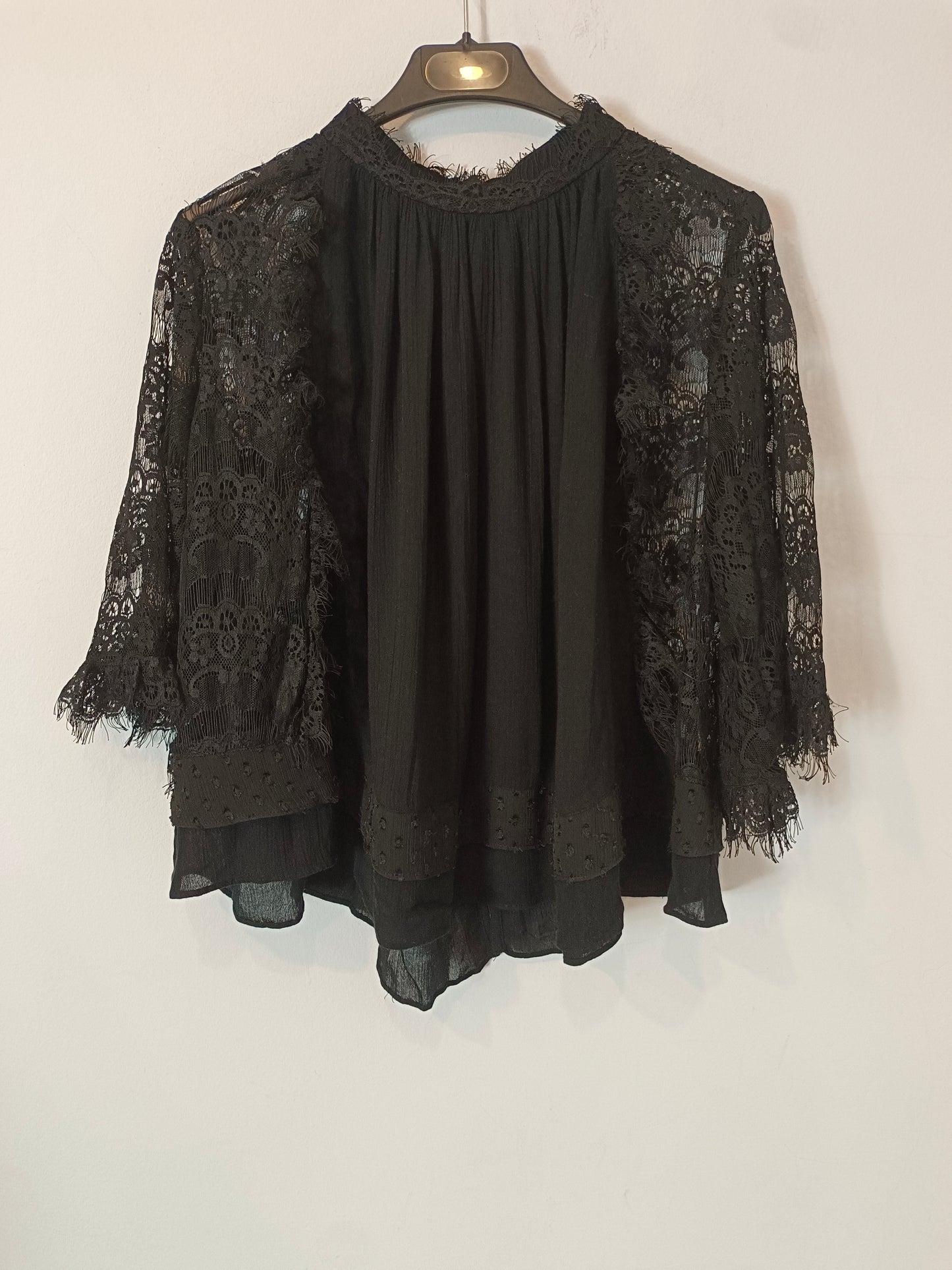 ZARA. Blusa negra fluida encajes. T M