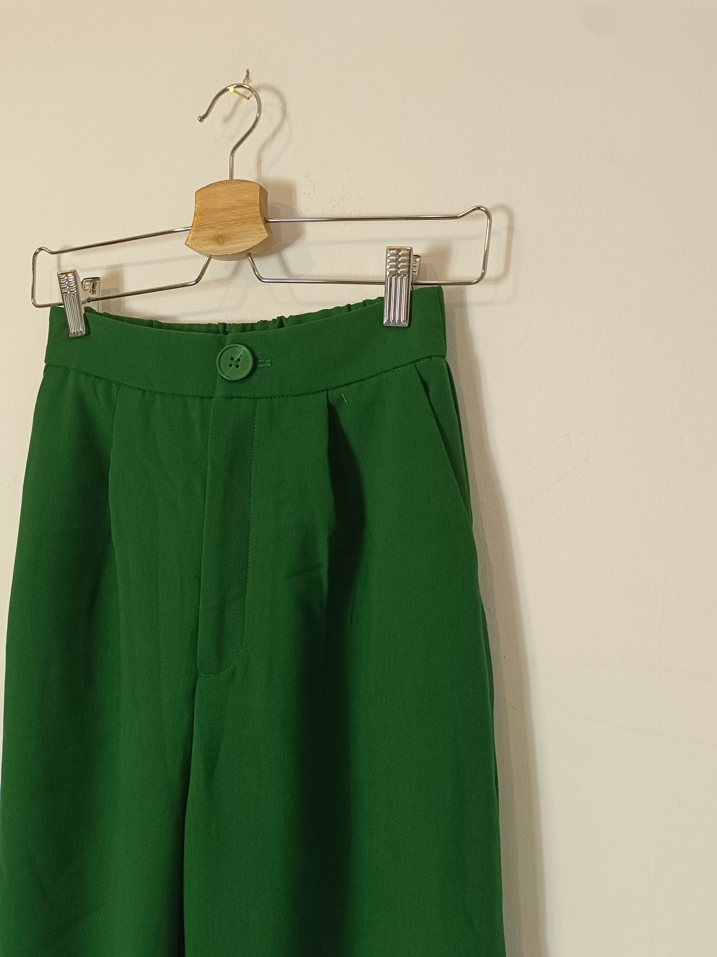 STRADIVARIUS. Pantalón verde pinzas T.34