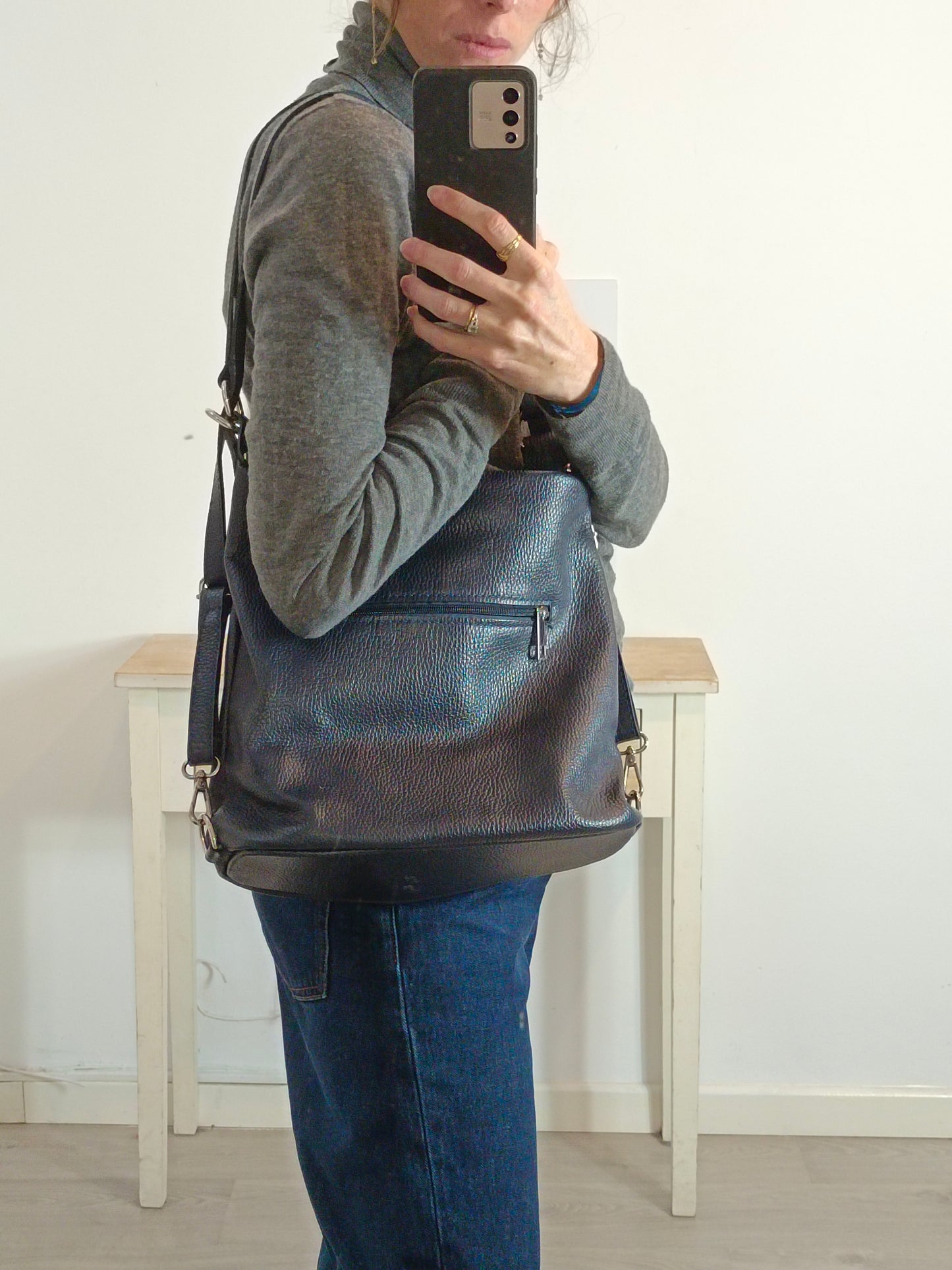 OTRAS. Bolso/mochila azul de piel