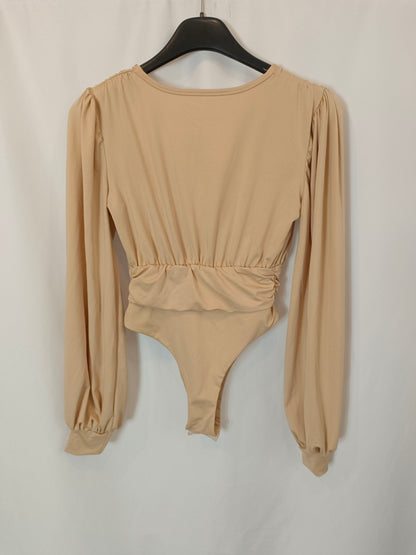 OTRAS. body beige escote T.S