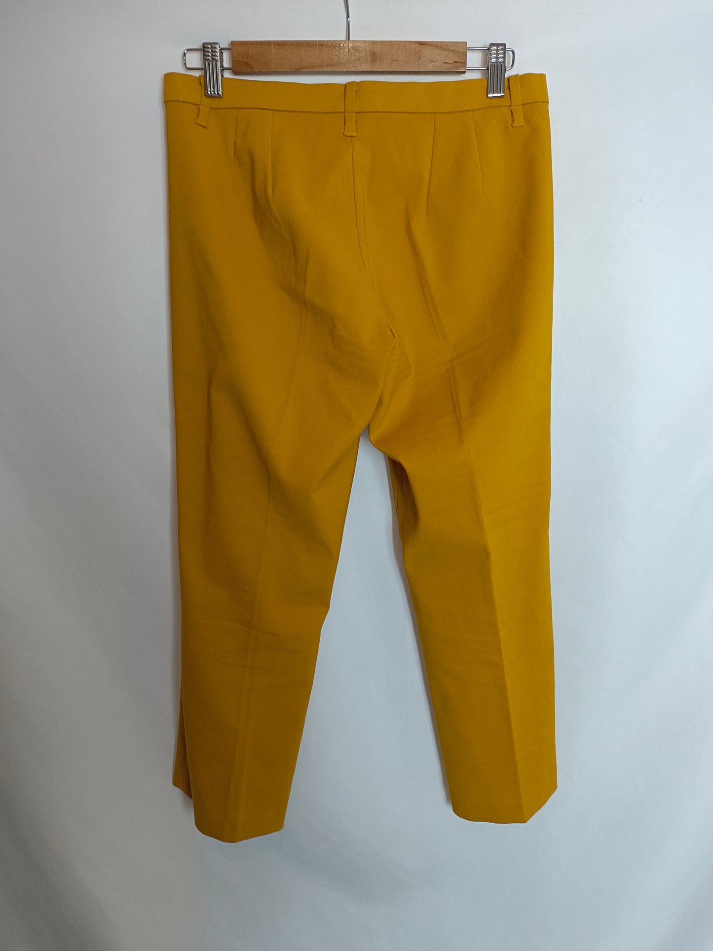 MANGO. Pantalón acampanado mostaza T.38