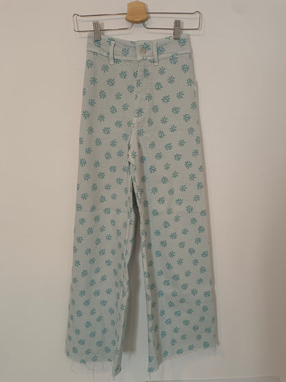 ZARA. Pantalón azul flores T.32