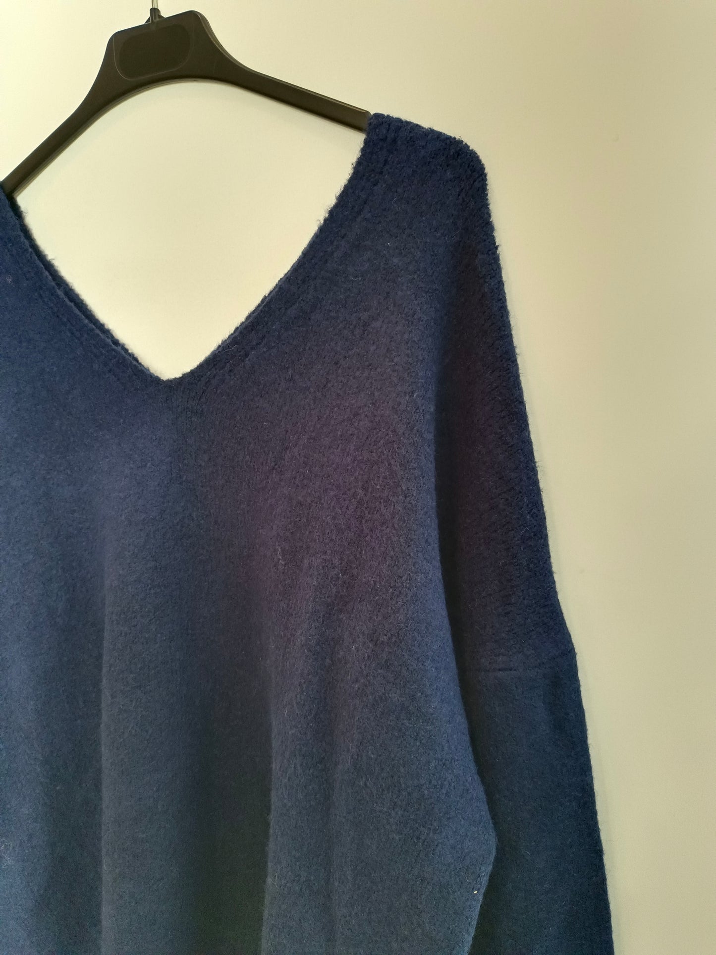 PULL&BEAR. Jersey azul escote pico T.s