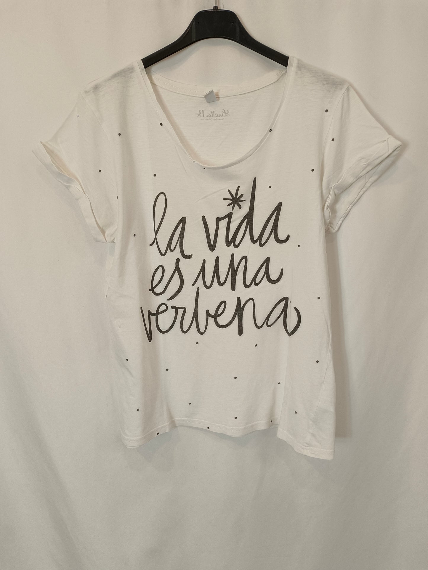 LUCIA BE. Camiseta blanca letras. T L