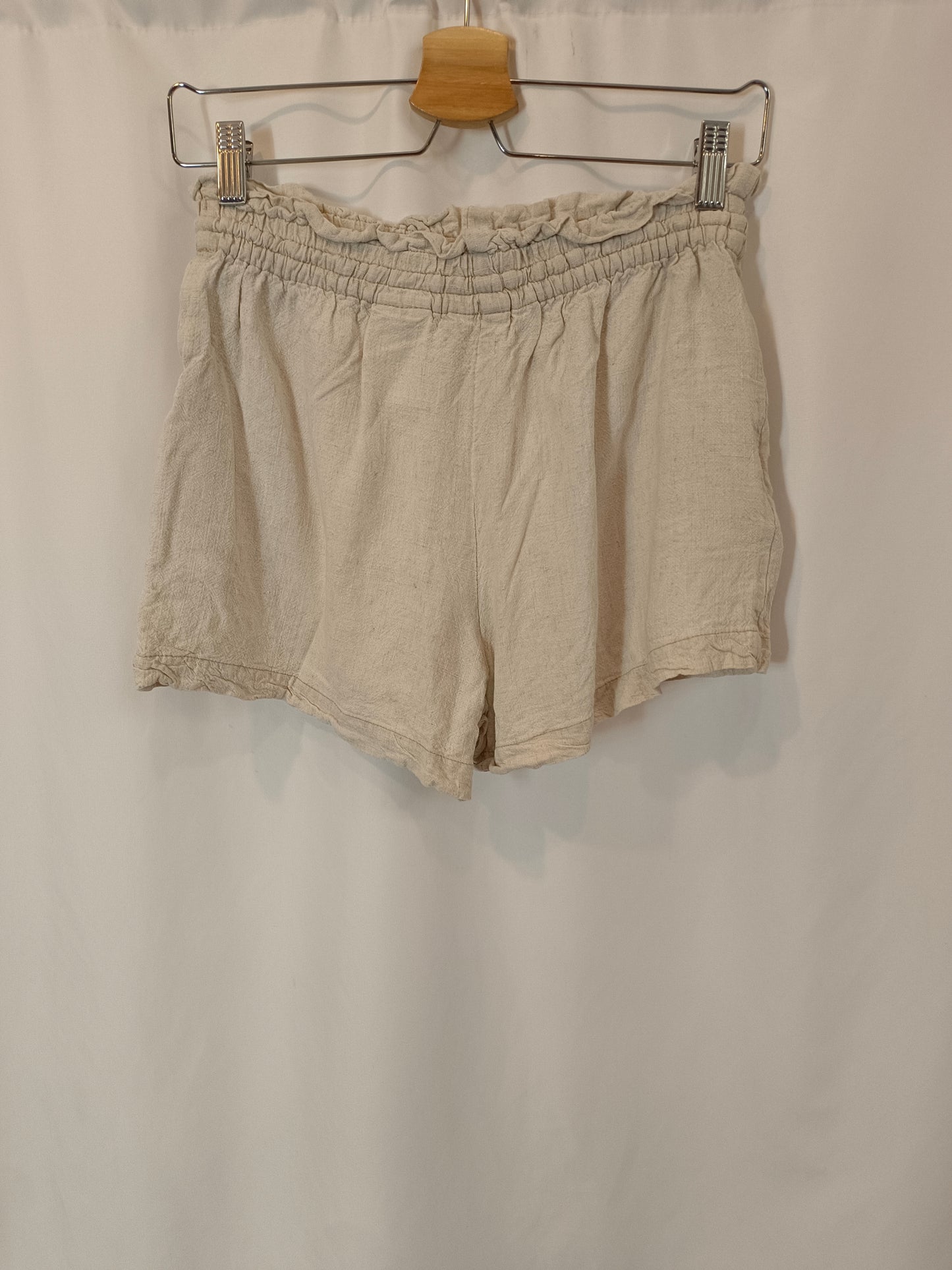 H&M. Pantalón corto fluido beige. T S