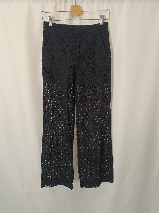 ZARA. Pantalón azul troquelado T.xs