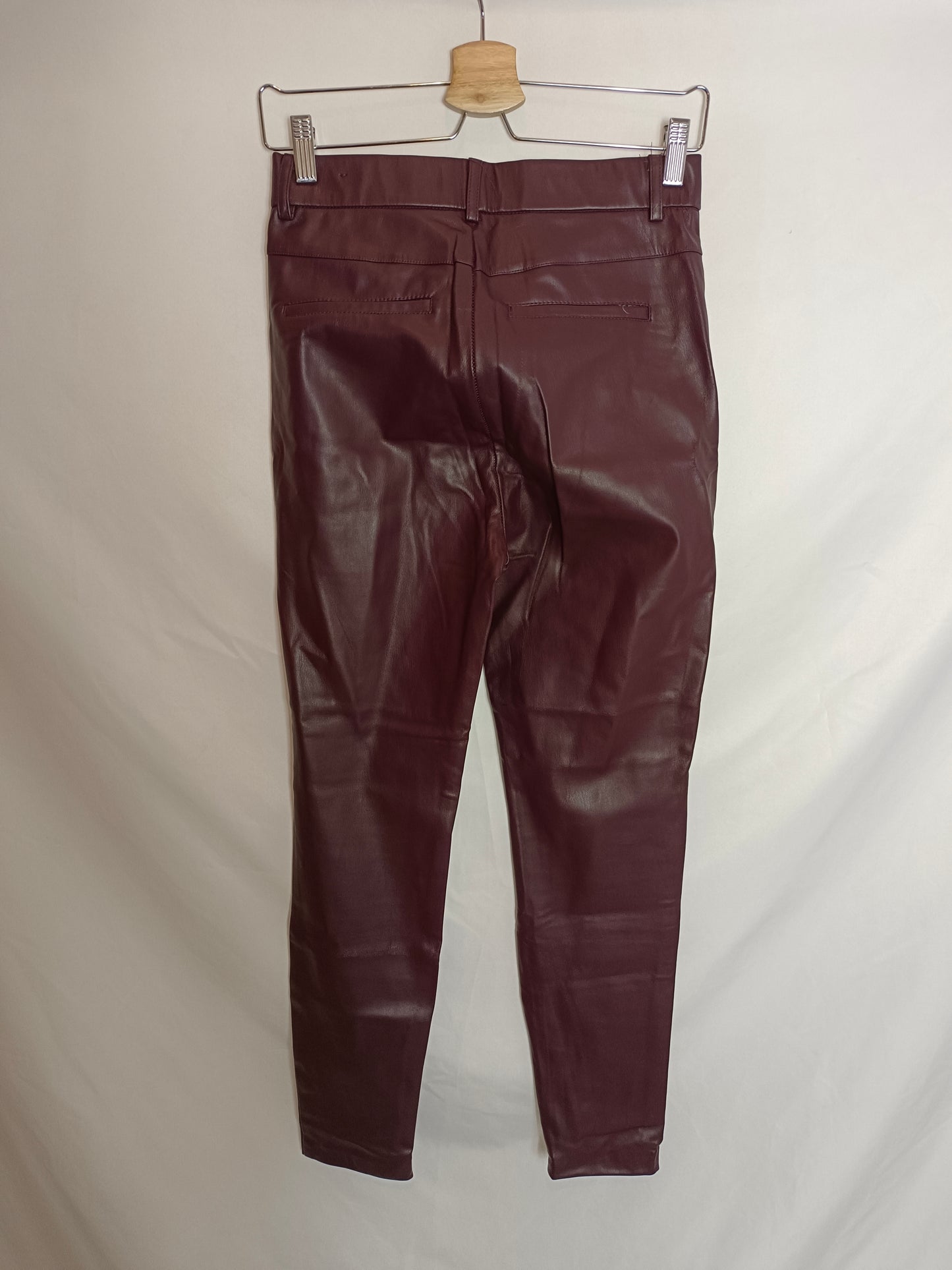 ZARA. Pantalón burdeos efecto piel T.s