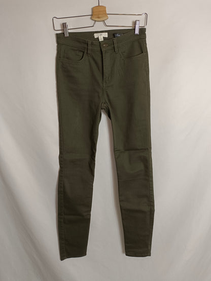 H&M. Pantalón verde pitillo T.36