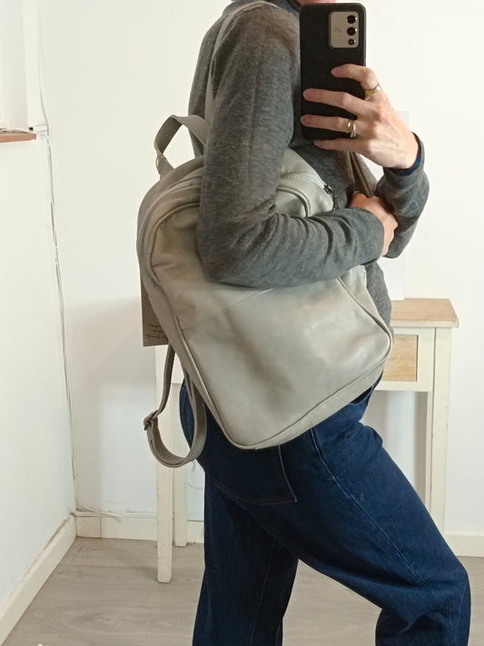 CUIROTS. Mochila gris piel