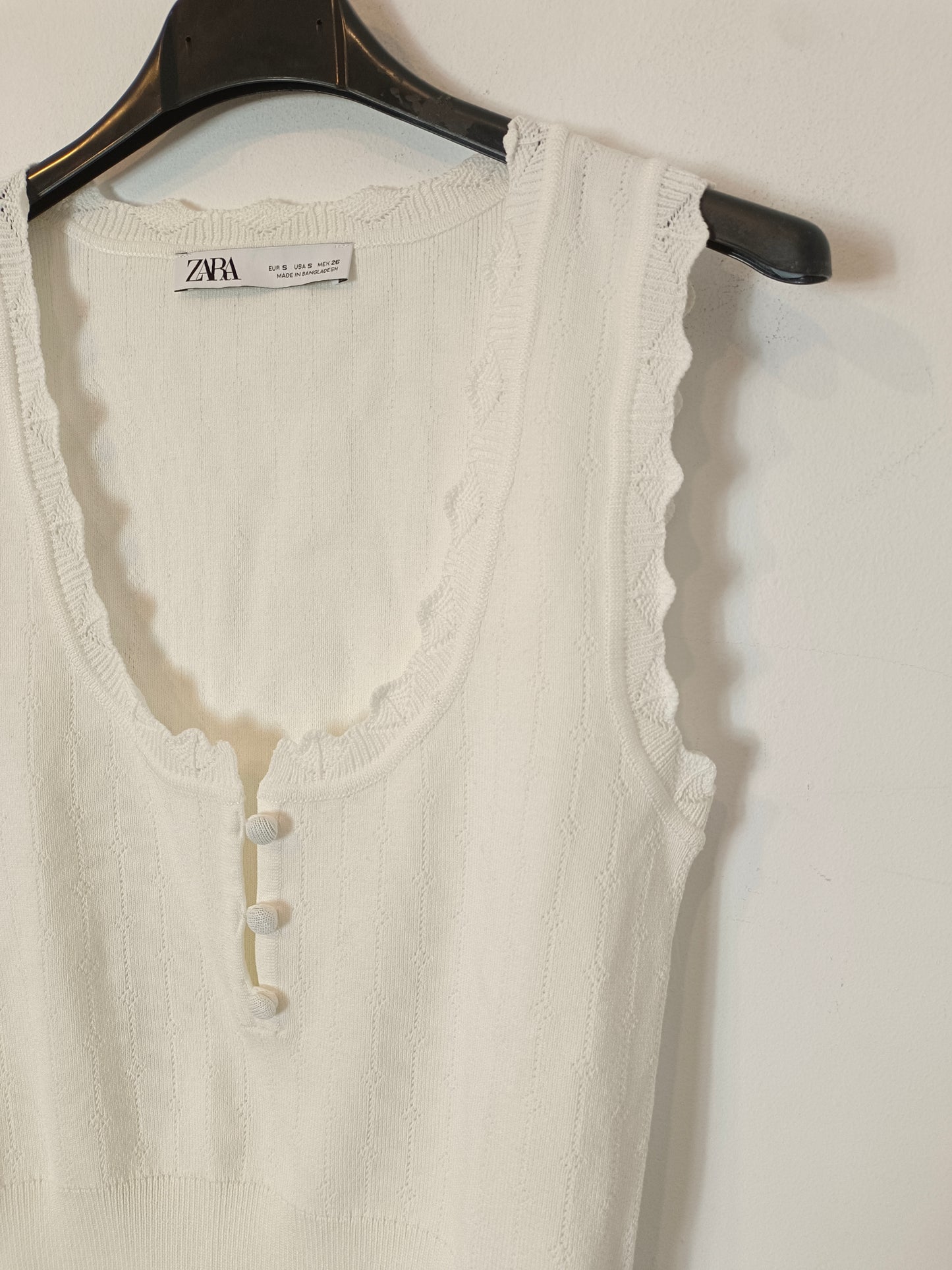 ZARA. Top blanco troquelado T.s