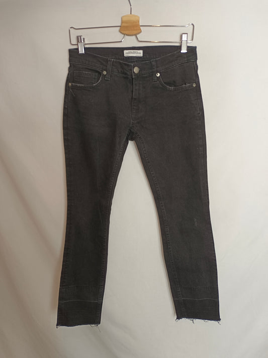 ZARA. Pantalón negro denim T.34