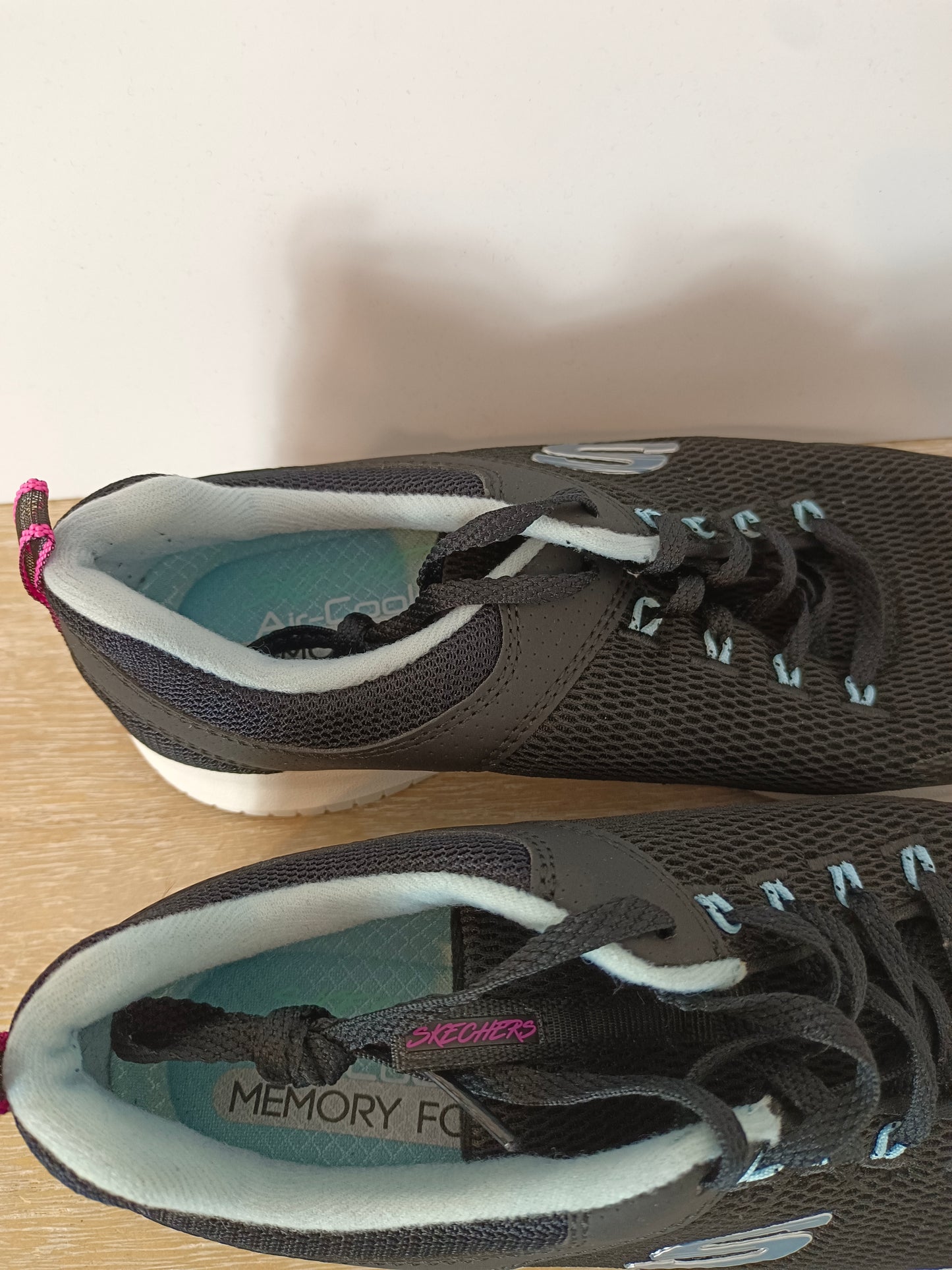 SKECHERS. Zapatillas negras "air cooled" T.37